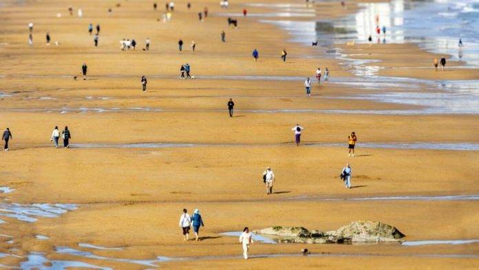FOTOGRAFÍA. SANTANDER (CANTABRIA) REINO DE ESPAÑA, 14 DE FEBRERO DE 2025. Varias personas pasean por la playa del Sardinero, Santander este viernes cuando la Agencia Estatal de Meteorología prevé en Cantabria intervalos nubosos por la tarde, con aumento de temperaturas. Efe
