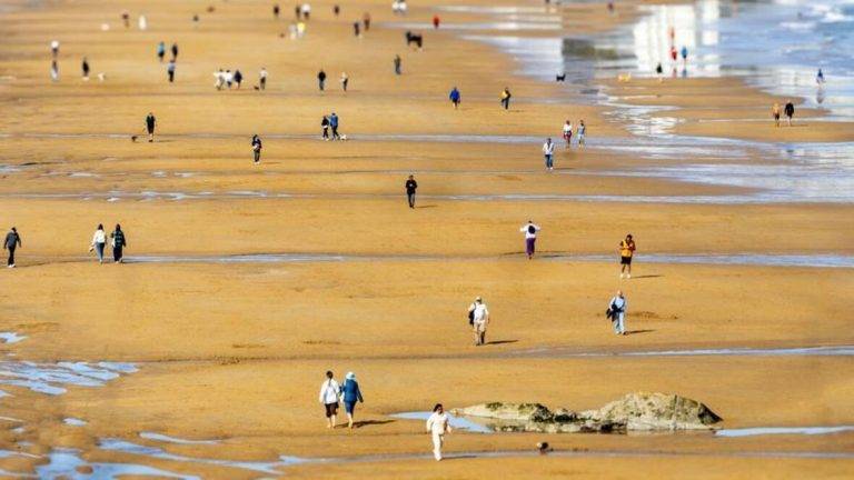 FOTOGRAFÍA. SANTANDER (CANTABRIA) REINO DE ESPAÑA, 14 DE FEBRERO DE 2025. Varias personas pasean por la playa del Sardinero, Santander este viernes cuando la Agencia Estatal de Meteorología prevé en Cantabria intervalos nubosos por la tarde, con aumento de temperaturas. Efe