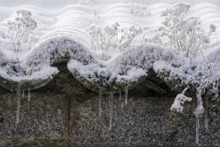FOTOGRAFÍA. MARTIHERRERO (ÁVILA) CASTILLA Y LEÓN (REINO DE ESPAÑA, 03 DE FEBRERO DE 2025. Carámbanos en un tejado nevado de la localidad abulense de Martiherrero a 12 kilómetros de la capital. Efe