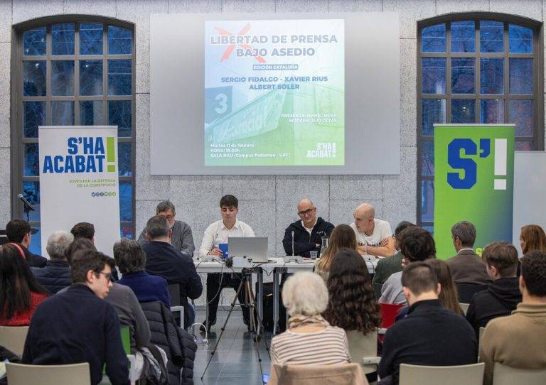 FOTOGRAFÍA. BARCELONA (COMUNIDAD AUTÓNOMA DE CATALUÑA) REINO DE ESPAÑA. 11 DE FEBRERO DE 2025. La entidad juvenil patriota catalana S'ha Acabat!, que preside Andrea Llopart Gonzalo, organizó hoy, martes 11 de febrero de 2025, una conferencia titulada "Libertad de prensa bajo asedio", un acto sobre el ataque a los medios y periodistas catalanes que defienden la libertad y la democracia, con la participación de los periodistas Sergio Xavier Rius Tejedor, Sergio Fidalgo Piña y Albert Soler Bufí. El debate que inició desde las 18:00 horas, se ha celebrado en la Sala Nau, Campus del Poblenou, Universitat Pompeu Fabra. Un grupillo de gente de ultraizquierda con banderas comunistas y separatistas se ha acercado hasta la zona para boicotear el acto, imposible, ha tenido que dejar que 'pase' y transcurra con normalidad hasta concluirse pacíficamente. Lasvocesdelpueblo (Ñ Pueblo)