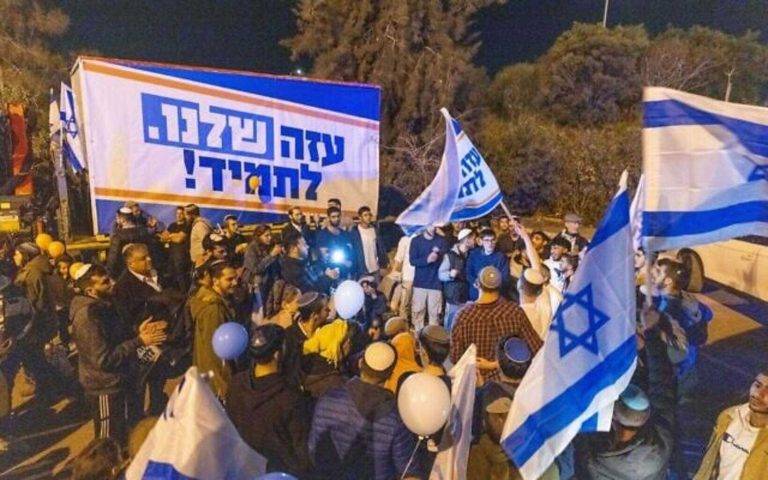 FOTOGRAFÍA. JERUSALÉN (ISRAEL), 05 DE FEBRERO DE 2025. Los israelíes recibieron con entusiasmo a la propuesta del 47° presidente de Estados Unidos de América por el partido Republicano, Donald John Trump, de trasladar a los gazatíes a los países árabes, como Egipto o Jordania, y piden al Gobierno del primer ministro Benjamín Netanyahu que aplique el plan de "inmediato y comience a construir asentamientos judíos en Gaza. AJN