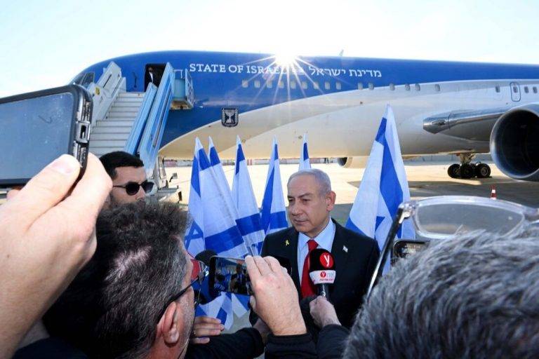 FOTOGRAFÍA. JERUSALÉN (ISRAEL), 02 DE FEBRERO DE 2024. El 37º primer ministro del Estado de Israel, Benjamín Netanyahu, ha sido registrado este domingo, ofreciendo un canutazo a la prensa antes de partir para una visita oficial a Washington (Estados Unidos de América), donde ha sido invitado por parte del 47º presidente de United States of America (USA), Donald John Trump. Gabinete Primer Ministro/Lasvocesdelpueblo (Ñ Pueblo)