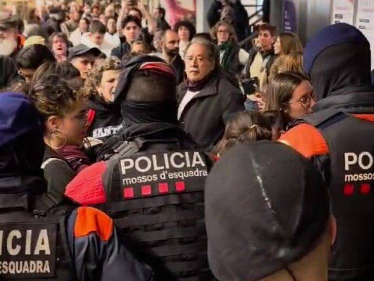 FOTOGRAFÍA. SANTA COLOMA DE GRAMANET (BARCELONA) CATALUÑA (REINO D ESPAÑA, 20 DE FEBRERO DE 2025. Un grupo de 200 fascistas, movilizado por la cruzada que integra militantes separatistas y zurdos de la ideología WOKE (progresista) —Arran y la neonazi Antifascista—, ha intentado impedir, sin éxito, la tarde de este jueves el desarrollo de la conferencia que VOX ha organizado en Santa Coloma de Gramenet (Barcelona), bajo el título "Hablemos de Mujeres". Lasvocesdelpueblo (Ñ Pueblo)