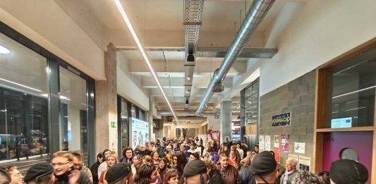 FOTOGRAFÍA. SANTA COLOMA DE GRAMANET (BARCELONA) CATALUÑA (REINO D ESPAÑA, 20 DE FEBRERO DE 2025. Un grupo de 200 fascistas, movilizado por la cruzada que integra militantes separatistas y zurdos de la ideología WOKE (progresista) —Arran y la neonazi Antifascista—, ha intentado impedir, sin éxito, la tarde de este jueves el desarrollo de la conferencia que VOX ha organizado en Santa Coloma de Gramenet (Barcelona), bajo el título "Hablemos de Mujeres". Lasvocesdelpueblo (Ñ Pueblo)