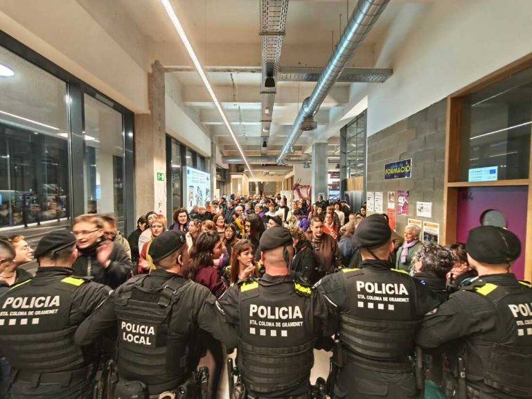 FOTOGRAFÍA. SANTA COLOMA DE GRAMANET (BARCELONA) CATALUÑA (REINO D ESPAÑA, 20 DE FEBRERO DE 2025. Un grupo de 200 fascistas, movilizado por la cruzada que integra militantes separatistas y zurdos de la ideología WOKE (progresista) —Arran y la neonazi Antifascista—, ha intentado impedir, sin éxito, la tarde de este jueves el desarrollo de la conferencia que VOX ha organizado en Santa Coloma de Gramenet (Barcelona), bajo el título "Hablemos de Mujeres". Lasvocesdelpueblo (Ñ Pueblo)