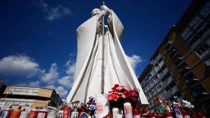 FOTOGRAFÍA. ROMA (ITALIA), 23 DE FEBRERO DE 2025. Detalle de un estatua de Juan Pablo II (nombre secular "Karol Józef Wojtyła") quien fue el papa 264º de la Iglesia católica y soberano de la Ciudad del Vaticano desde el 16 de octubre de 1978 hasta su muerte en 2005 ante el hospital Gemelli, donde ahora está ingresado el papa Francisco, (nombre secular Jorge Mario Bergoglio") quien es el 266º y actual papa de la Iglesia católica y como tal, es el jefe de Estado y el octavo soberano de El Vaticano. Lasvocesdelpueblo (Ñ Pueblo)