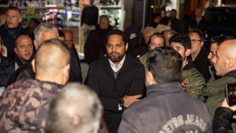 FOTOGRAFÍA. SANTA COLOMA DE GRAMANET (BARCELONA) REINO DE ESPAÑA, 18 DE FEBRERO DE 2025. El presidente del grupo parlamentario de VOX en Cataluña y secretario general del partido, Ignacio Garriga Vaz de Conceiçao, registrado este martes durante una rueda de prensa en Santa Coloma de Gramanet (Barcelona) Cataluña, Reino de España, junto a los concejales del Grupo Municipal de VOX en esta localidad. Lasvocesdelpueblo (Ñ Pueblo)