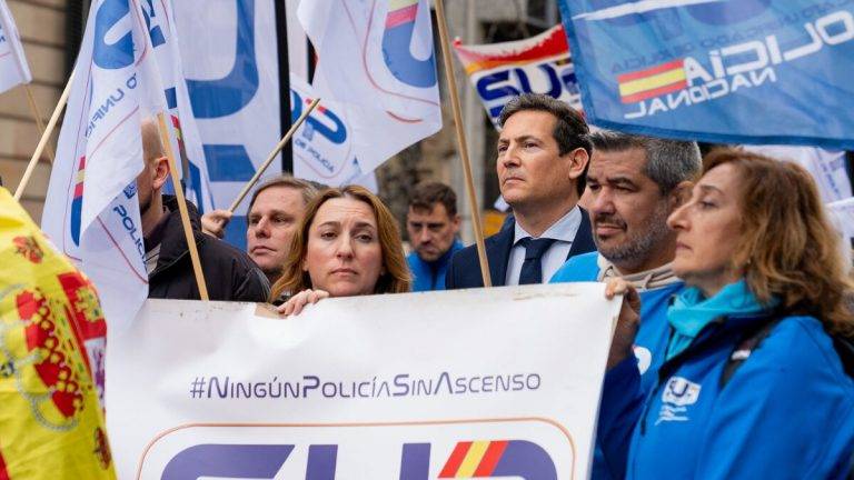 FOTOGRAFÍA. BARCELONA (REINO DE ESPAÑA), 11 DE FEBRERO DE 2025. El diputado de VOX por Tarragona al Parlamento de Cataluña y presidente del Comité Ejecutivo Provincial de VOX en Tarragona, Sergio Macián de Greef, junto al portavoz del grupo parlamentario en la Cámara catalana y el también presidente de VOX Barcelona, Joan garriga Doménech, participó este martes en una concentración concentración ante la Delegación del Gobierno de calle Mallorca de la ciudad de Barcelona, en la Comunidad autónoma de Cataluña, organizada por el Sindicato Unificado de Policía (SUP) contra las cesiones en materia de inmigración, puertos y aeropuertos por parte del Gobierno de coalición WOKE de Pedro Sánchez Pérez-Castejón (PSOE) al separatismo (Junts per Catalunya, JxCat) a cambio de sus votos en el Congreso de los Diputados. Lasvocesdelpueblo (Ñ Pueblo)
