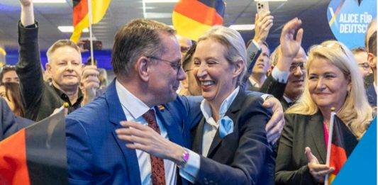 FOTOGRAFÍA. BERLÍN (ALEMANIA), 23 DE FEBRERO DE 2025. Elecciones generales a las Cortes de Alemania. La líder y candidata del partido patriota de las clases obreras y trabajadoras alemanas Alternative für Deutschland -Alternativa por Alemania- (AFD), Alice Weidel (2 d), celebra los resultados históricos de su formación tras conocer las encuestas a pie de urna de esta noche electoral que ubican al patriotismo alemán en segunda posición detrás del socialismo azul WOKE y migracionista CDU (Partido Popular alemán), dando sorpasso a un socialismo rojo migracionista y WOKE (SPD) desplomado hasta sus niveles de 1887 cuando entonces se hacía llamar "Partido Socialista Obrero" Alemán. Lasvocesdelpueblo (Ñ Pueblo)