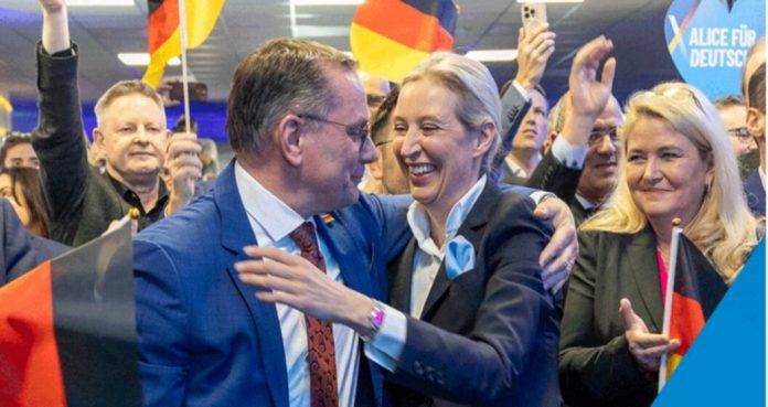 FOTOGRAFÍA. BERLÍN (ALEMANIA), 23 DE FEBRERO DE 2025. Elecciones generales a las Cortes de Alemania. La líder y candidata del partido patriota de las clases obreras y trabajadoras alemanas Alternative für Deutschland -Alternativa por Alemania- (AFD), Alice Weidel (2 d), celebra los resultados históricos de su formación tras conocer las encuestas a pie de urna de esta noche electoral que ubican al patriotismo alemán en segunda posición detrás del socialismo azul WOKE y migracionista CDU (Partido Popular alemán), dando sorpasso a un socialismo rojo migracionista y WOKE (SPD) desplomado hasta sus niveles de 1887 cuando entonces se hacía llamar "Partido Socialista Obrero" Alemán. Lasvocesdelpueblo (Ñ Pueblo)