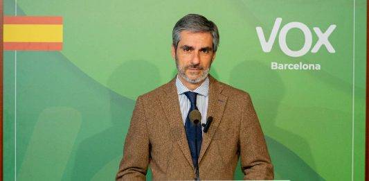 FOTOGRAFÍA. BARCELONA (REINO DE ESPAÑA), 18 DE FEBRERO DE 2025. El presidente del Grupo Municipal de VOX en el Ayuntamiento de Barcelona, Gonzalo de Oro Pulido Plaza, registrado este martes durante una rueda de prensa en el palacio del Ayuntamiento de la ciudad Condal. Lasvocesdelpueblo (Ñ Pueblo)