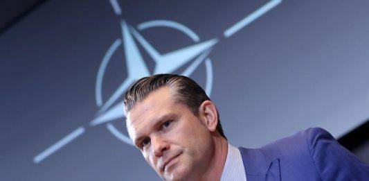 FOTOGRAFÍA. BRUSELAS (BÉLGICA), 12 DE FEBRERO DE 2025. El secretario de Defensa de los Estados Unidos de América, Pete Hegseth, observa al inicio de una reunión de ministros de Defensa de la Organización del Tratado del Atlántico Norte 'OTAN' en la sede de la alianza en Bruselas, Bélgica, el 13 de febrero de 2025. Efe