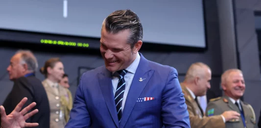 FOTOGRAFÍA. BRUSELAS (BÉLGICA), 12 DE FEBRERO DE 2025. El secretario de Defensa de los Estados Unidos de América, Pete Hegseth, observa al inicio de una reunión de ministros de Defensa de la Organización del Tratado del Atlántico Norte 'OTAN' en la sede de la alianza en Bruselas, Bélgica, el 13 de febrero de 2025. Efe