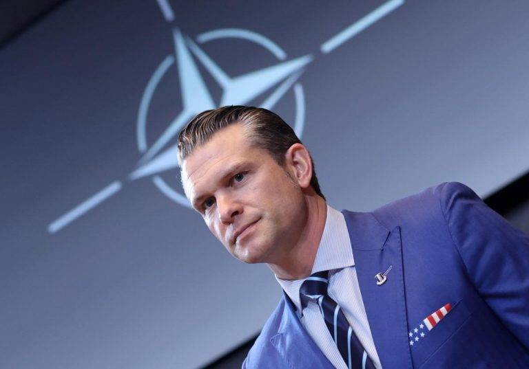 FOTOGRAFÍA. BRUSELAS (BÉLGICA), 12 DE FEBRERO DE 2025. El secretario de Defensa de los Estados Unidos de América, Pete Hegseth, observa al inicio de una reunión de ministros de Defensa de la Organización del Tratado del Atlántico Norte 'OTAN' en la sede de la alianza en Bruselas, Bélgica, el 13 de febrero de 2025. Efe