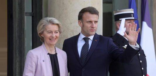 FOTOGRAFÍA. PARÍS (FRANCIA), 17 de febrero de 2025. El presidente francés Emmanuel Macron (D) da la bienvenida a la presidente de la Comisión Europea Ursula von der Leyen (I) antes de una reunión sobre la guerra en Ucrania y la seguridad europea en el Palacio del Elíseo en París, Francia, 17 de febrero de 2025. (Francia, Ucrania). Efe