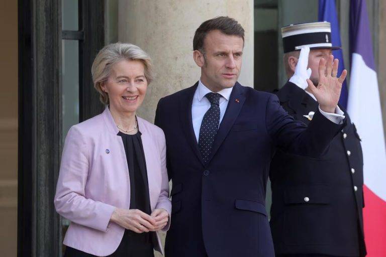 FOTOGRAFÍA. PARÍS (FRANCIA), 17 de febrero de 2025. El presidente francés Emmanuel Macron (D) da la bienvenida a la presidente de la Comisión Europea Ursula von der Leyen (I) antes de una reunión sobre la guerra en Ucrania y la seguridad europea en el Palacio del Elíseo en París, Francia, 17 de febrero de 2025. (Francia, Ucrania). Efe
