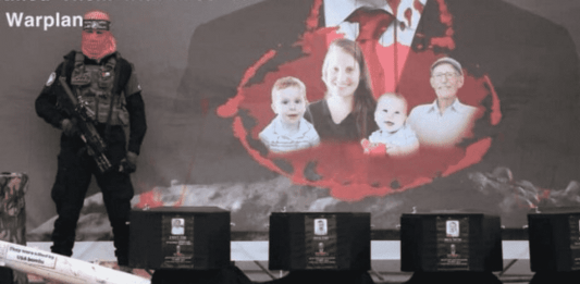 FOTOGRAFÍA. ISRAEL, 20 DE FEBRERO DE 2025. Los grupos terroristas islamofascistas y antisemitas Hamas ISIS e Yihad Islámica Palestina del califato islámico de Gaza han entregado este jueves después de 500 días de cautiverio 4 rehenes israelíes asesinados en el cautiverio de Gaza: se trata de los restos de los dos niños (Ariel de 5 años y Kfir Bibas de 1 año y 11 meses; el de la madre de estos dos niños, Shiri; y el anciano Oded Lifshitz de 83 años. De los cuatros, el Centro de Medicina Forense israelí y Policía israelí ya han identificado a Oded Lifshitz, como uno de los cuatro cuerpos de los secuestrados ya en el suelo soberano de la Tierra Santa. El Ejército israelí dice que "tras la finalización del proceso de identificación por parte del Centro de Medicina Forense y la Policía de Israel, los representantes de las FDI informaron a la familia Lifshitz que su ser querido, Oded Lifshitz, de bendita memoria, fue asesinado en cautiverio por la organización terrorista Yihad Islámica Palestina". Lasvocesdelpueblo (Ñ Pueblo)