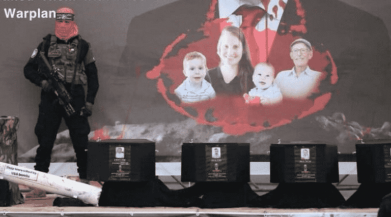 FOTOGRAFÍA. ISRAEL, 20 DE FEBRERO DE 2025. Los grupos terroristas islamofascistas y antisemitas Hamas ISIS e Yihad Islámica Palestina del califato islámico de Gaza han entregado este jueves después de 500 días de cautiverio 4 rehenes israelíes asesinados en el cautiverio de Gaza: se trata de los restos de los dos niños (Ariel de 5 años y Kfir Bibas de 1 año y 11 meses; el de la madre de estos dos niños, Shiri; y el anciano Oded Lifshitz de 83 años. De los cuatros, el Centro de Medicina Forense israelí y Policía israelí ya han identificado a Oded Lifshitz, como uno de los cuatro cuerpos de los secuestrados ya en el suelo soberano de la Tierra Santa. El Ejército israelí dice que "tras la finalización del proceso de identificación por parte del Centro de Medicina Forense y la Policía de Israel, los representantes de las FDI informaron a la familia Lifshitz que su ser querido, Oded Lifshitz, de bendita memoria, fue asesinado en cautiverio por la organización terrorista Yihad Islámica Palestina". Lasvocesdelpueblo (Ñ Pueblo)