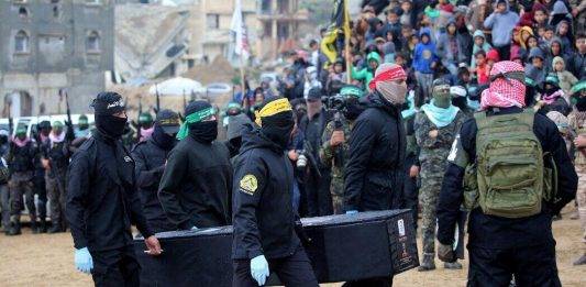 FOTOGRAFÍA. ISRAEL, 20 DE FEBRERO DE 2025. Los grupos terroristas islamofascistas y antisemitas Hamas ISIS e Yihad Islámica Palestina del califato islámico de Gaza han entregado este jueves después de 500 días de cautiverio 4 rehenes israelíes asesinados en el cautiverio de Gaza: se trata de los restos de los dos niños (Ariel de 5 años y Kfir Bibas de 1 año y 11 meses; el de la madre de estos dos niños, Shiri; y el anciano Oded Lifshitz de 83 años. De los cuatros, el Centro de Medicina Forense israelí y Policía israelí ya han identificado a Oded Lifshitz, como uno de los cuatro cuerpos de los secuestrados ya en el suelo soberano de la Tierra Santa. El Ejército israelí dice que "tras la finalización del proceso de identificación por parte del Centro de Medicina Forense y la Policía de Israel, los representantes de las FDI informaron a la familia Lifshitz que su ser querido, Oded Lifshitz, de bendita memoria, fue asesinado en cautiverio por la organización terrorista Yihad Islámica Palestina". Lasvocesdelpueblo (Ñ Pueblo)