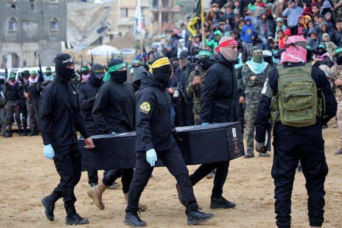 FOTOGRAFÍA. ISRAEL, 20 DE FEBRERO DE 2025. Los grupos terroristas islamofascistas y antisemitas Hamas ISIS e Yihad Islámica Palestina del califato islámico de Gaza han entregado este jueves después de 500 días de cautiverio 4 rehenes israelíes asesinados en el cautiverio de Gaza: se trata de los restos de los dos niños (Ariel de 5 años y Kfir Bibas de 1 año y 11 meses; el de la madre de estos dos niños, Shiri; y el anciano Oded Lifshitz de 83 años. De los cuatros, el Centro de Medicina Forense israelí y Policía israelí ya han identificado a Oded Lifshitz, como uno de los cuatro cuerpos de los secuestrados ya en el suelo soberano de la Tierra Santa. El Ejército israelí dice que "tras la finalización del proceso de identificación por parte del Centro de Medicina Forense y la Policía de Israel, los representantes de las FDI informaron a la familia Lifshitz que su ser querido, Oded Lifshitz, de bendita memoria, fue asesinado en cautiverio por la organización terrorista Yihad Islámica Palestina". Lasvocesdelpueblo (Ñ Pueblo)