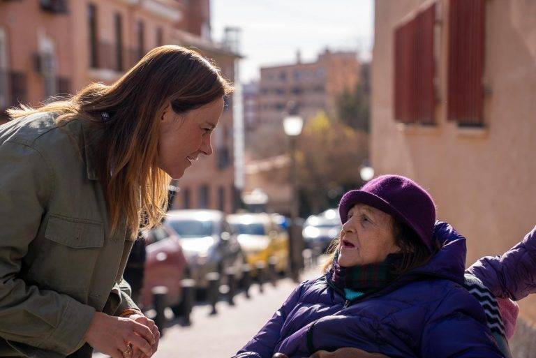 FOTOGRAFÍA. Vicálvaro (Comunidad de Madrid), 26 de febrero de 2025. "Consecuencias de la Ley de Vivienda que sufren las personas trabajadoras", ha denunciado hoy desde Vicálvaro (Madrid) la portavoz del Grupo Parlamentario de VOX en la Asamblea de Madrid, Isabel Pérez Moñino-Aranda, tras visitar a una anciana de 89 años quien tras cinco años de lucha, la Justicia le ha conseguido recuperar su casa, y ha señalando la "indefensión" de los propietarios ante la okupación ilegal: "Los que blindan okupas no han estado hoy aquí". Lasvocesdelpueblo (Ñ Pueblo)