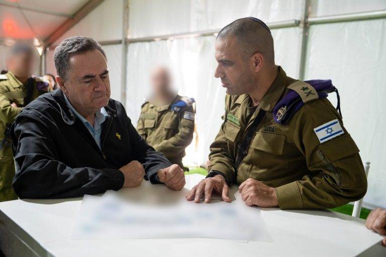 FOTOGRAFÍA. ISRAEL, 19 DE ENERO DE 2025. El ministro de Defensa del Estado de Israel, ha sido registrado este primer día del año nuevo 2025 con las Fuerzas de Defensa de Israel (FDI) del Ejército israelí Tzáhal. "Hoy visité el punto de recepción de los secuestrados retornados en "RAE" para asegurarme de que las FDI estén completamente preparadas para recibir y acompañar a los secuestrados que regresan hoy a Israel. Vine para asegurarme de que las FDI estén preparadas para proteger los asentamientos y a los soldados ante cualquier posibilidad de ataque e intentos de llevar a cabo ataques y secuestros por parte de los asesinos de Hamás, incluso durante el alto el fuego. Gracias a la valentía de los soldados de las FDI, hoy veremos el regreso de los secuestrados Romi Gonen, Emily Demari y Doron Steinbrecher, y más tarde el regreso de todos los secuestrados. No detendremos la guerra hasta que todos regresen a casa". Lasvocesdelpueblo (Ñ Pueblo)