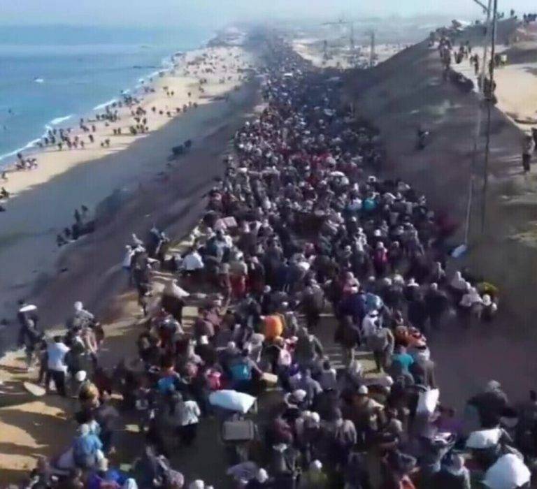 FOTOGRAFÍA. RAFAH (GAZA), 07 DE FEBRERO DE 2025. El Tzáhal, Ejército de la Tierra santa, permite a los gazatíes vecinos del norte de la franja costera abandonar el sur (Rafah) y volver al norte, en marco del acuerdo de tregua firmado el pasado 15 de enero de 2025 en Doha (Catar); un acuerdo de tres fase (fase I, II y III) con entrega de 33 rehenes -vivos o muertos- por parte de los terroristas islamofascistas y antisemitas de Hamas ISIS e Yihad Islámica Palestina a cambio de 934 presos asesinos terroristas gazatíes. Captura vídeo red social X/Lasvocesdelpueblo (Ñ Pueblo)