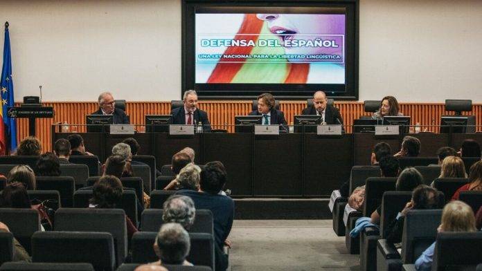 FOTOGRAFÍA. MADRID (REINO DE ESPAÑA), 21 DE FEBRERO DE 2025. Detalle de un momento de las Jornadas de VOX en Defensa de la Libertad Lingüística celebradas este viernes en el Palacio del Congreso de los Diputados, en Madrid. Lasvocesdelpueblo (Ñ Pueblo)