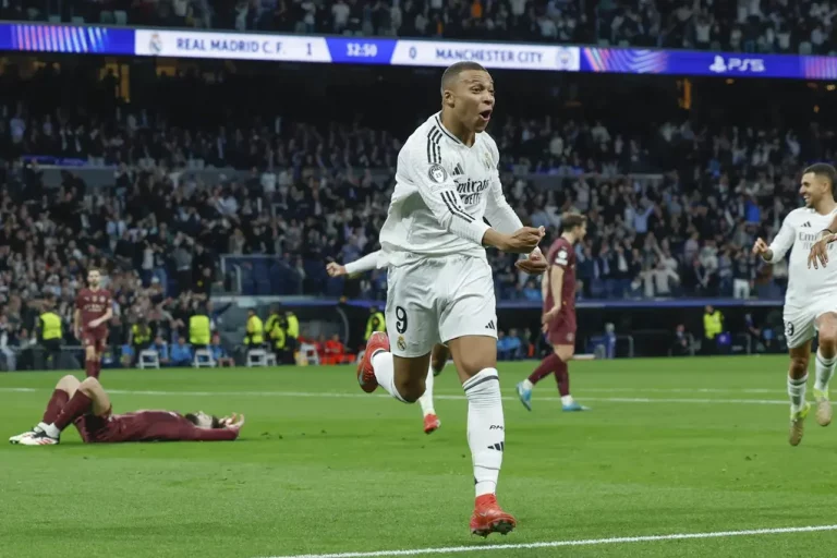 FOTOGRAFÍA. MADRID (COMUNIDAD DE MADRID) REINO DE ESPAÑA, 19 DE FEBRERO DE 2025. El delantero francés del Real Madrid Kylian Mbappé celebra el segundo gol de su equipo durante el partido de vuelta de la eliminatoria previa a los octavos de final de la Liga de Campeones que Real Madrid y Manchester City disputan en el estadio Santiago Bernabéu. Efe