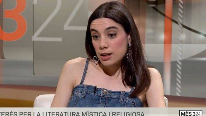 FOTOGRAFÍA. BARCELONA (REINO DE ESPAÑA), SIN FECHA CONCRETADA. FECHA RELACIONADA, 17 DE FEBRERO DE 2025. Detalle de la supremacista Juana Dolores Romero Casanova, delincuente ultra condenada por parte de la Audiencia Provincial de Barcelona con sentencia ya firme por  por "amenazar de muerte" a la gente de VOX mientras "escupía" su bilis WOKE en carpa de los de Santiago Abascal Conde durante una carpa informativa de este partido en la Plaza Lesseps de Barcelona, el pasado 15 de marzo de 2024. El tribunal ha considerado probado que los hechos constituyen un "delito leve de amenazas" y que la agresora "superó los límites de la libertad de expresión", "atentando contra el derecho a la tranquilidad y seguridad" de los catalanes gente de VOX. Captura vídeo Canal 3/24 de TV3/VOX/Lasvocesdelpueblo (Ñ Pueblo)