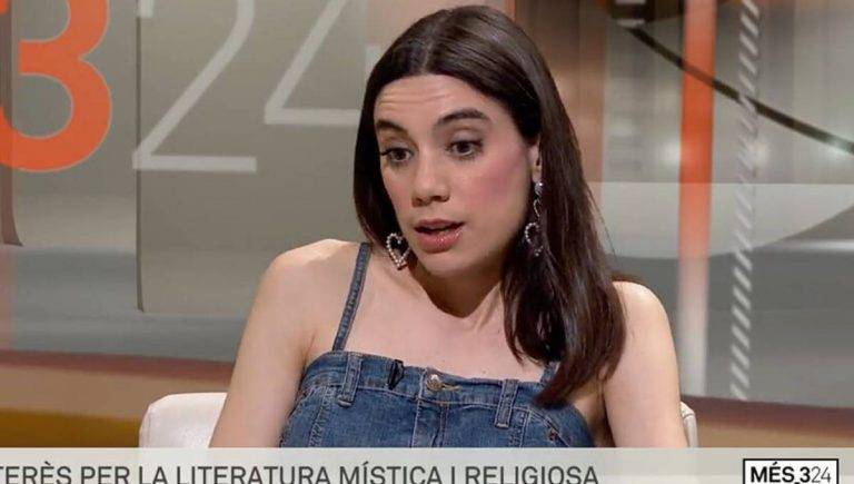 FOTOGRAFÍA. BARCELONA (REINO DE ESPAÑA), SIN FECHA CONCRETADA. FECHA RELACIONADA, 17 DE FEBRERO DE 2025. Detalle de la supremacista Juana Dolores Romero Casanova, delincuente ultra condenada por parte de la Audiencia Provincial de Barcelona con sentencia ya firme por  por "amenazar de muerte" a la gente de VOX mientras "escupía" su bilis WOKE en carpa de los de Santiago Abascal Conde durante una carpa informativa de este partido en la Plaza Lesseps de Barcelona, el pasado 15 de marzo de 2024. El tribunal ha considerado probado que los hechos constituyen un "delito leve de amenazas" y que la agresora "superó los límites de la libertad de expresión", "atentando contra el derecho a la tranquilidad y seguridad" de los catalanes gente de VOX. Captura vídeo Canal 3/24 de TV3/VOX/Lasvocesdelpueblo (Ñ Pueblo)