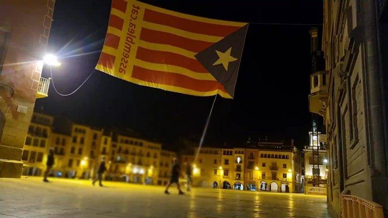 FOTOGRAFÍA. VICH (BARCELONA) CATALUÑA (REINO DE ESPAÑA), 11 DE SEPTIEMBRE DE 2024. Una operación pacífica nocturna de la RESISTENCIA catalana, organizada por la plataforma catalana de los grupos llamados "Quita Lazos", la entidad de la sociedad civil "Unión de las Brigadas", ha liberado esta madrugada la plaza Mayor de Vich (Barcelona) Comunidad Autónoma de Cataluña (Reino de España) de la basura separatista al quitar de este lugar emblemático del secesionismo una de sus "estrellas" más grande, que desde ahora descansa en un saco de confeti. Captura vídeo Unión de Brigadas/Lasvocesdelpueblo (Ñ Pueblo)