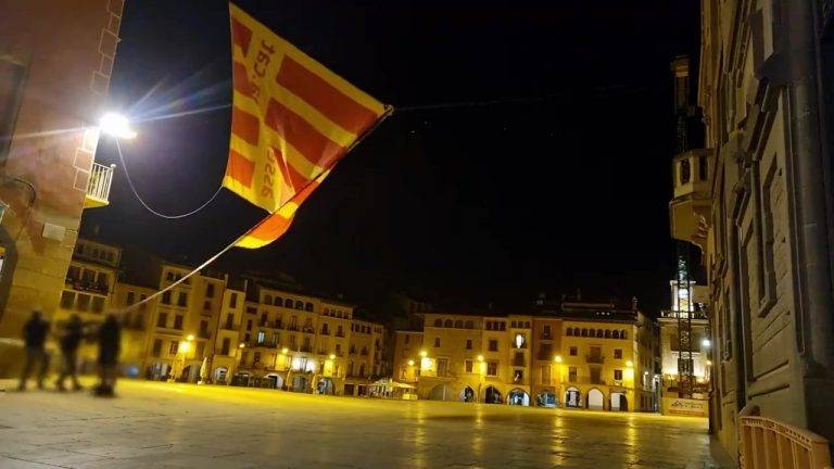 FOTOGRAFÍA. VICH (BARCELONA) CATALUÑA (REINO DE ESPAÑA), 11 DE SEPTIEMBRE DE 2024. Una operación pacífica nocturna de la RESISTENCIA catalana, organizada por la plataforma catalana de los grupos llamados "Quita Lazos", la entidad de la sociedad civil "Unión de las Brigadas", ha liberado esta madrugada la plaza Mayor de Vich (Barcelona) Comunidad Autónoma de Cataluña (Reino de España) de la basura separatista al quitar de este lugar emblemático del secesionismo una de sus "estrellas" más grande, que desde ahora descansa en un saco de confeti. Captura vídeo Unión de Brigadas/Lasvocesdelpueblo (Ñ Pueblo)