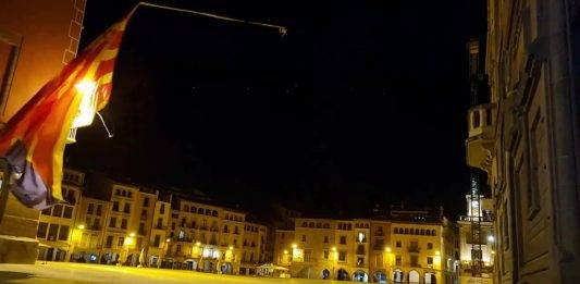 FOTOGRAFÍA. VICH (BARCELONA) CATALUÑA (REINO DE ESPAÑA), 11 DE SEPTIEMBRE DE 2024. Una operación pacífica nocturna de la RESISTENCIA catalana, organizada por la plataforma catalana de los grupos llamados "Quita Lazos", la entidad de la sociedad civil "Unión de las Brigadas", ha liberado esta madrugada la plaza Mayor de Vich (Barcelona) Comunidad Autónoma de Cataluña (Reino de España) de la basura separatista al quitar de este lugar emblemático del secesionismo una de sus "estrellas" más grande, que desde ahora descansa en un saco de confeti. Captura vídeo Unión de Brigadas/Lasvocesdelpueblo (Ñ Pueblo)