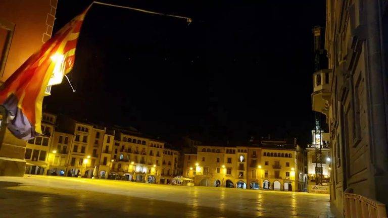 FOTOGRAFÍA. VICH (BARCELONA) CATALUÑA (REINO DE ESPAÑA), 11 DE SEPTIEMBRE DE 2024. Una operación pacífica nocturna de la RESISTENCIA catalana, organizada por la plataforma catalana de los grupos llamados "Quita Lazos", la entidad de la sociedad civil "Unión de las Brigadas", ha liberado esta madrugada la plaza Mayor de Vich (Barcelona) Comunidad Autónoma de Cataluña (Reino de España) de la basura separatista al quitar de este lugar emblemático del secesionismo una de sus "estrellas" más grande, que desde ahora descansa en un saco de confeti. Captura vídeo Unión de Brigadas/Lasvocesdelpueblo (Ñ Pueblo)