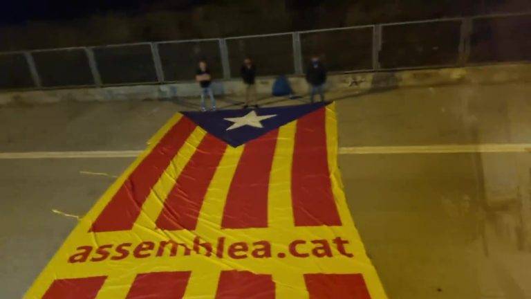 FOTOGRAFÍA. VICH (BARCELONA) CATALUÑA (REINO DE ESPAÑA), 11 DE SEPTIEMBRE DE 2024. Una operación pacífica nocturna de la RESISTENCIA catalana, organizada por la plataforma catalana de los grupos llamados "Quita Lazos", la entidad de la sociedad civil "Unión de las Brigadas", ha liberado esta madrugada la plaza Mayor de Vich (Barcelona) Comunidad Autónoma de Cataluña (Reino de España) de la basura separatista al quitar de este lugar emblemático del secesionismo una de sus "estrellas" más grande, que desde ahora descansa en un saco de confeti. Captura vídeo Unión de Brigadas/Lasvocesdelpueblo (Ñ Pueblo)