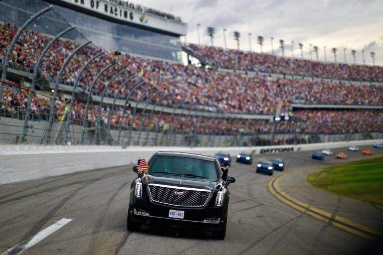 FOTOGRAFÍA. DAYTONA BEACH (FLORIDA) ESTADOS UNIDOS DE AMÉRICA, 16 DE FEBRERO DE 2024. La niña Carolina Trump y su abuelo 47º Presidente de los Estados unidos de América, Donald John Trump, participan en los 500 Millas de Daytona Beach, ciudad de Florida (Estados Unidos); una carrera de automovilismo más importante de la NASCAR Cup Series, y una de las más importantes de Estados Unidos, junto con el Gran Premio de los Estados Unidos, las 500 Millas de Indianápolis, las 24 Horas de Daytona y las 12 Horas de Sebring. El mandatario del mundo libre valor: "Éste es su presidente favorito... Ustedes son gente talentosa, son gente estupenda y son grandes estadounidenses. Que tengan un buen día. Diviértanse mucho y los veo luego". Valoraciones de asistentes destacados: "Éste es su presidente favorito. Soy un gran admirador de ustedes, la gente que hace esto. No lo sé, pero solo quiero que estén a salvo. Son gente talentosa, son gente genial y son grandes estadounidenses. Que tengan un buen día. Diviértanse mucho y los veo más tarde". Trump, en declaraciones a la prensa dice: "Nuestro país está volviendo a estar bien y tenemos espíritu en todo el mundo. Lo hemos recuperado y han pasado menos de cuatro semanas". Lasvocesdelpueblo (Ñ Pueblo)