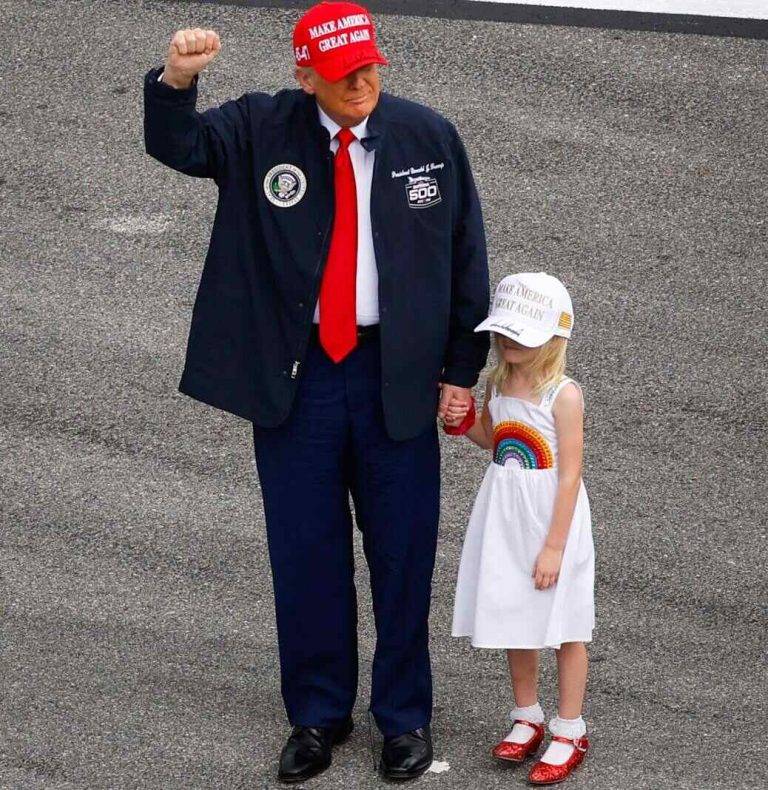 FOTOGRAFÍA. DAYTONA BEACH (FLORIDA) ESTADOS UNIDOS DE AMÉRICA, 16 DE FEBRERO DE 2024. La niña Carolina Trump y su abuelo 47º Presidente de los Estados unidos de América, Donald John Trump, participan en los 500 Millas de Daytona Beach, ciudad de Florida (Estados Unidos); una carrera de automovilismo más importante de la NASCAR Cup Series, y una de las más importantes de Estados Unidos, junto con el Gran Premio de los Estados Unidos, las 500 Millas de Indianápolis, las 24 Horas de Daytona y las 12 Horas de Sebring. El mandatario del mundo libre valor: "Éste es su presidente favorito... Ustedes son gente talentosa, son gente estupenda y son grandes estadounidenses. Que tengan un buen día. Diviértanse mucho y los veo luego". Valoraciones de asistentes destacados: "Éste es su presidente favorito. Soy un gran admirador de ustedes, la gente que hace esto. No lo sé, pero solo quiero que estén a salvo. Son gente talentosa, son gente genial y son grandes estadounidenses. Que tengan un buen día. Diviértanse mucho y los veo más tarde". Trump, en declaraciones a la prensa dice: "Nuestro país está volviendo a estar bien y tenemos espíritu en todo el mundo. Lo hemos recuperado y han pasado menos de cuatro semanas". Lasvocesdelpueblo (Ñ Pueblo)