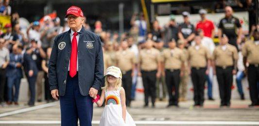 FOTOGRAFÍA. DAYTONA BEACH (FLORIDA) ESTADOS UNIDOS DE AMÉRICA, 16 DE FEBRERO DE 2024. La niña Carolina Trump y su abuelo 47º Presidente de los Estados unidos de América, Donald John Trump, participan en los 500 Millas de Daytona Beach, ciudad de Florida (Estados Unidos); una carrera de automovilismo más importante de la NASCAR Cup Series, y una de las más importantes de Estados Unidos, junto con el Gran Premio de los Estados Unidos, las 500 Millas de Indianápolis, las 24 Horas de Daytona y las 12 Horas de Sebring. El mandatario del mundo libre valor: "Éste es su presidente favorito... Ustedes son gente talentosa, son gente estupenda y son grandes estadounidenses. Que tengan un buen día. Diviértanse mucho y los veo luego". Valoraciones de asistentes destacados: "Éste es su presidente favorito. Soy un gran admirador de ustedes, la gente que hace esto. No lo sé, pero solo quiero que estén a salvo. Son gente talentosa, son gente genial y son grandes estadounidenses. Que tengan un buen día. Diviértanse mucho y los veo más tarde". Trump, en declaraciones a la prensa dice: "Nuestro país está volviendo a estar bien y tenemos espíritu en todo el mundo. Lo hemos recuperado y han pasado menos de cuatro semanas". Lasvocesdelpueblo (Ñ Pueblo)