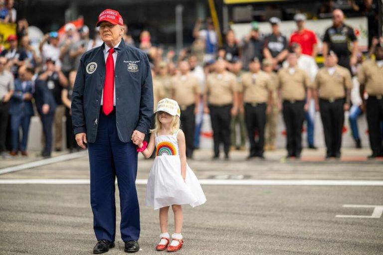 FOTOGRAFÍA. DAYTONA BEACH (FLORIDA) ESTADOS UNIDOS DE AMÉRICA, 16 DE FEBRERO DE 2024. La niña Carolina Trump y su abuelo 47º Presidente de los Estados unidos de América, Donald John Trump, participan en los 500 Millas de Daytona Beach, ciudad de Florida (Estados Unidos); una carrera de automovilismo más importante de la NASCAR Cup Series, y una de las más importantes de Estados Unidos, junto con el Gran Premio de los Estados Unidos, las 500 Millas de Indianápolis, las 24 Horas de Daytona y las 12 Horas de Sebring. El mandatario del mundo libre valor: "Éste es su presidente favorito... Ustedes son gente talentosa, son gente estupenda y son grandes estadounidenses. Que tengan un buen día. Diviértanse mucho y los veo luego". Valoraciones de asistentes destacados: "Éste es su presidente favorito. Soy un gran admirador de ustedes, la gente que hace esto. No lo sé, pero solo quiero que estén a salvo. Son gente talentosa, son gente genial y son grandes estadounidenses. Que tengan un buen día. Diviértanse mucho y los veo más tarde". Trump, en declaraciones a la prensa dice: "Nuestro país está volviendo a estar bien y tenemos espíritu en todo el mundo. Lo hemos recuperado y han pasado menos de cuatro semanas". Lasvocesdelpueblo (Ñ Pueblo)