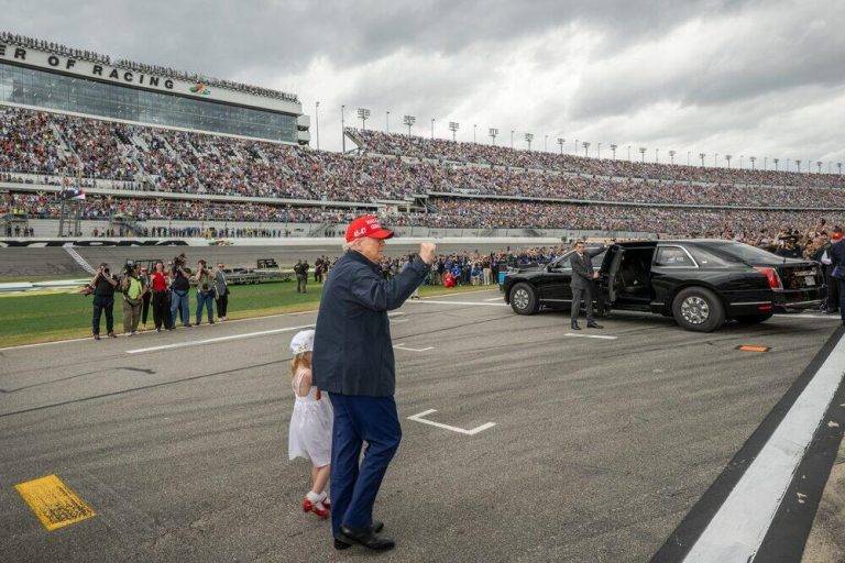 FOTOGRAFÍA. DAYTONA BEACH (FLORIDA) ESTADOS UNIDOS DE AMÉRICA, 16 DE FEBRERO DE 2024. La niña Carolina Trump y su abuelo 47º Presidente de los Estados unidos de América, Donald John Trump, participan en los 500 Millas de Daytona Beach, ciudad de Florida (Estados Unidos); una carrera de automovilismo más importante de la NASCAR Cup Series, y una de las más importantes de Estados Unidos, junto con el Gran Premio de los Estados Unidos, las 500 Millas de Indianápolis, las 24 Horas de Daytona y las 12 Horas de Sebring. El mandatario del mundo libre valor: "Éste es su presidente favorito... Ustedes son gente talentosa, son gente estupenda y son grandes estadounidenses. Que tengan un buen día. Diviértanse mucho y los veo luego". Valoraciones de asistentes destacados: "Éste es su presidente favorito. Soy un gran admirador de ustedes, la gente que hace esto. No lo sé, pero solo quiero que estén a salvo. Son gente talentosa, son gente genial y son grandes estadounidenses. Que tengan un buen día. Diviértanse mucho y los veo más tarde". Trump, en declaraciones a la prensa dice: "Nuestro país está volviendo a estar bien y tenemos espíritu en todo el mundo. Lo hemos recuperado y han pasado menos de cuatro semanas". Lasvocesdelpueblo (Ñ Pueblo)