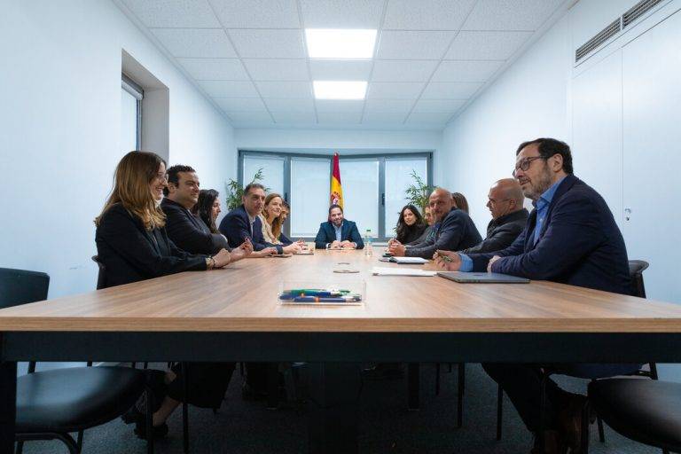 FOTOGRAFÍA. MADRID (COMUNIDAD DE MADRID) REINO DE ESPAÑA, 10 DE FEBRERO DE 2025. El presidente Nacional de VOX y líder de Patriots of Europa (Patriotas por Europa), Santiago Abascal Conde, junto al secretario general de VOX, Ignacio Garriga Vaz de Conceiçao, ha comparecido hoy ante los medios de comunicación para presentar a las 12 nuevas cabezas visibles (portavoces nacionales) de VOX en todas las cuestiones sectoriales. Se trata de José Antonio Fúster lamelas, portavoz Nacional; María José Rodríguez de Millán Parro (Pepa Millán), portavoz Nacional Grupo Parlamentario VOX en el Congreso de los Diputados; Jorge Buxadé Villalba, portavoz VOX en Europa; José María Figaredo Álvarez-Sala, portavoz Nacional de Economía y Energía; Samuel Vázquez Álvarez, portavoz Nacional de Seguridad e Inmigración; Rodrigo Alonso Fernandez, portavoz Nacional de Trabajo y Campo; Alberto Rodríguez Almeida, portavoz Nacional de Industria; Rocío de Meer Méndez, portavoz nacional de Emergencia demográfica y políticas sociales; Isabel Pérez Moñino-Aranda, portavoz Nacional de Agenda España; Carlos Hernández Quero (Carlos H), portavoz Nacional de Vivienda; Julia Calvet Puig, portavoz de Juventud; y Ainhoa García Flórez, portavoz Nacional de Familia y Asuntos Locales. Lasvocesdelpueblo (Ñ Pueblo)