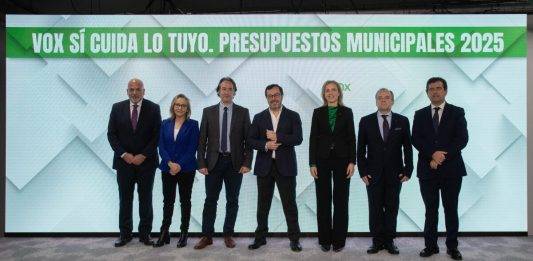 FOTOGRAFÍA. MADRID (REINO DE ESPAÑA), 12 DE FEBRERO DE 2025. VOX ha celebrado hoy una rueda de prensa a la que han acudido algunos de los portavoces de la formación en los ayuntamientos donde el partido gobierna o es clave. Durante la comparecencia, VOX ha destacado algunos de sus éxitos en las negociaciones de los presupuestos municipales. En la rueda de prensa, dirigida por el portavoz nacional de VOX José Antonio Fuster Lamelas (c), han participado los portavoces de VOX en los consistorios de Móstoles, Cartagena, Burriana, Sevilla, Burgos y Ciudad Real. Lasvocesdelpueblo (Ñ Pueblo)