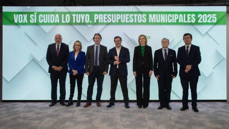 FOTOGRAFÍA. MADRID (REINO DE ESPAÑA), 12 DE FEBRERO DE 2025. VOX ha celebrado hoy una rueda de prensa a la que han acudido algunos de los portavoces de la formación en los ayuntamientos donde el partido gobierna o es clave. Durante la comparecencia, VOX ha destacado algunos de sus éxitos en las negociaciones de los presupuestos municipales. En la rueda de prensa, dirigida por el portavoz nacional de VOX José Antonio Fuster Lamelas (c), han participado los portavoces de VOX en los consistorios de Móstoles, Cartagena, Burriana, Sevilla, Burgos y Ciudad Real. Lasvocesdelpueblo (Ñ Pueblo)