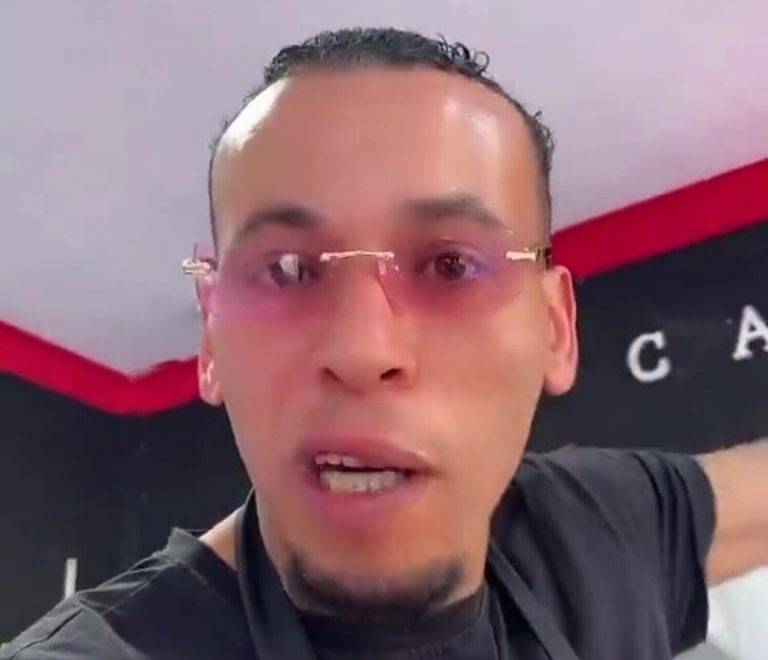 FOTOGRAFÍA. BARCELONA) REINO DE ESPAÑA, 01 DE FEBRERO DE 2025. Un obrero marroquí recomienda a los trabajadores inmigrantes magrebíes que dejen de trabajar y pagar los impuestos porque es una gran mentira, "una jugada" aquellos de "trabajar para la jubilación" —advierte desde las instalaciones de un negocio de su familia en España explicando el caso de su padre—, se jubiló tras trabajar y cotizar a la Seguridad Social durante más de "32 años", pero debe cobrar como pensión unos "800 euros mensuales" mientras los inmigrantes ilegales recién llegados a España, "llegaron ayer", que "ni han trabajado un día", están cobrando más de 1000 euros mensuales, "mil y pico", y es el Gobierno de España, con el dinero de los impuestos de los trabajadores como los del negocio de su padre, que se encarga también del alojamiento de estos indocumentados: alquiler, gas, agua y luz. Lasvocesdelpueblo (Ñ Pueblo)