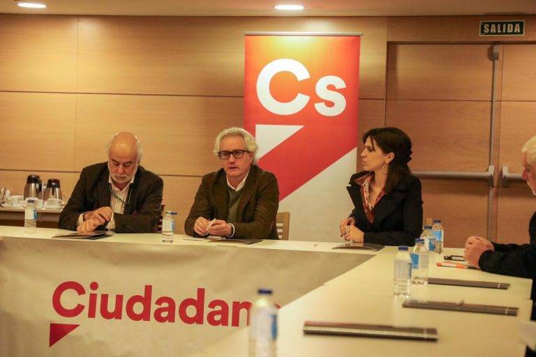 FOTOGRAFÍA. SANTIAGO DE COMPOSTELA (GALICIA) REINO DE ESPAÑA, 08 DE FEBRERO DE 2025. El secretario general de Ciutadans Partit de la Ciutadanía Ciudadanos (Cs), Carlos Pérez-Nievas López de Goicoechea (c), mantuvo este sábado en Santiago de Compostela (Galicia) una reunión de trabajo con María Vázquez (d), secretaria de Movilización, Programas y Acción Europea, y con el equipo de Cs en Galicia. Lasvocesdelpueblo (Ñ Pueblo)