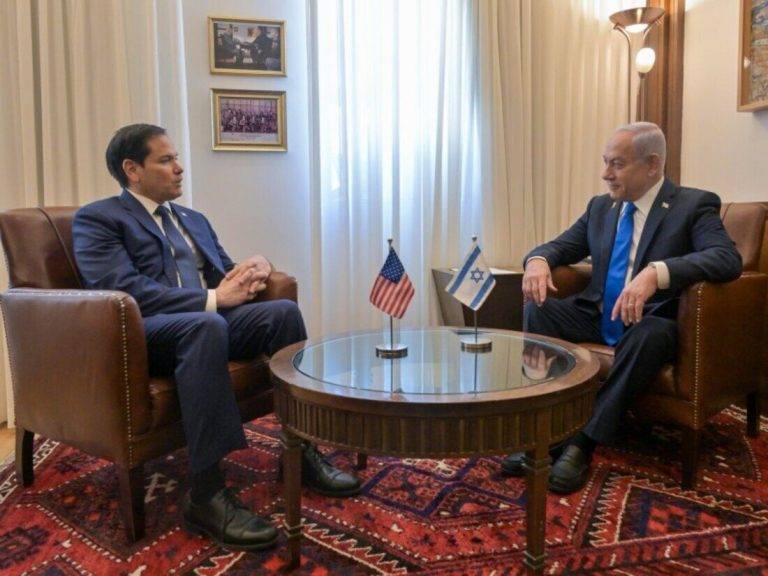 FOTOGRAFÍA. JERUSALÉN 8ISRAEL), 16 DE FEBRERO DE 2025. El Primer ministro de israel y comandante jefe del Ejército israelí Tzáhal, Bibi (Benjamín Netanyahu) (d), después de una reunión con el el Secretario de Estado de Estados Unidos, Marco Antonio Rubio (Marco Rubio) (i), ha reiterado este domingo que la Tierra Santa está comprometido a "liberar a todos nuestros rehenes" del califato islámico de Gaza, "eliminar" las capacidades militares y políticas de Hamás ISIS y "garantizar" que esta franja costera gazatí "nunca más" constituya una "amenaza" para el pueblo judío en el territorio soberano israelí. Lasvocesdelpueblo (Ñ Pueblo)