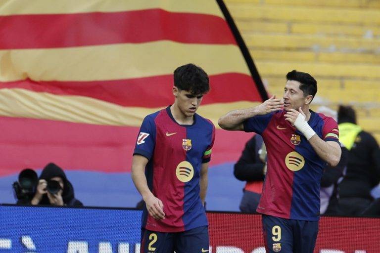 Una sufrida victoria de FC Barcelona ante el Alavés (1-0) aprieta La Liga tras la inesperada derrota del Real Madrid ante el Espanyol