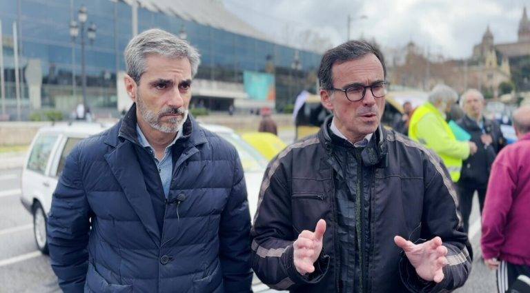 FOTOGRAFÍA. BARCELONA (CATALUÑA) REINO DE ESPAÑA, 01 DE FEBRERO DE 2025. El diputado por Barcelona al Parlamento autonómico de Cataluña por el Grupo Parlamentario de la Resistencia VOX, Manuel Jesús Acosta Elías (Manuel Acosta) (d), y el presidente del Grupo Municipal en el Ayuntamiento de Barcelona, Gonzalo de Oro-Pulido Plaza (i), han sido registrado esta tarde en la Avenida Maria Cristina, esquina con Plaza España, durante unas declaraciones institucionales de apoyo a las clases trabajadoras frente a las coacciones climáticas de los grupos políticos de la ideología WOKE, todos los partidos políticos con representación institucional en España, salvo VOX y la nueva formación secesionista Alianza Catalana (AC) de Sílvia Orriols Serra; es decir, desde filoterroristas etarras EH Bildu, ultraizquierda SUMAR, socialismo PSOE, separatistas CUP, JxCat, ERC, PNV, Compromis, hasta el socialismo azul (derechista cobarde estafadora) Partido Popular, antes del inicio d ela manifestación de las víctimas de las implantaciones de las llamadas "Zonas de Bajas Emisiones (ZBE)" en Barcelona y resto de la comunidad autónoma catalana, bajo lema "No ZBE: No Más Mentiras". Lasvocesdelpueblo (Ñ Pueblo)
