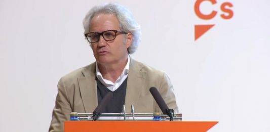 FOTOGRAFÍA. CIUDAD REAL (REINO DE ESPAÑA), 27 DE OCTUBRE DE 2024. Ciutadans Partit de Ciutadanía Ciudadanos (Cs) celebró el acto de clausura de su VII Asamblea en Ciudad Real, un evento clave en el que se renovaron los compromisos del partido y se presentaron nuevas propuestas para el futuro; una acuerdo, señalaron fuentes naranjas, para "construir" una alternativa al al bloque (fango mentira inacción), en referencia al bipartidismo Partido Popular (PP) y Partido Socialista Obrero Español (PSOE). Carlos Pérez-Nievas López de Goicoechea, nuevo secretario general de Ciudadanos, desde ahora. Lasvocesdelpueblo (Ñ Pueblo)